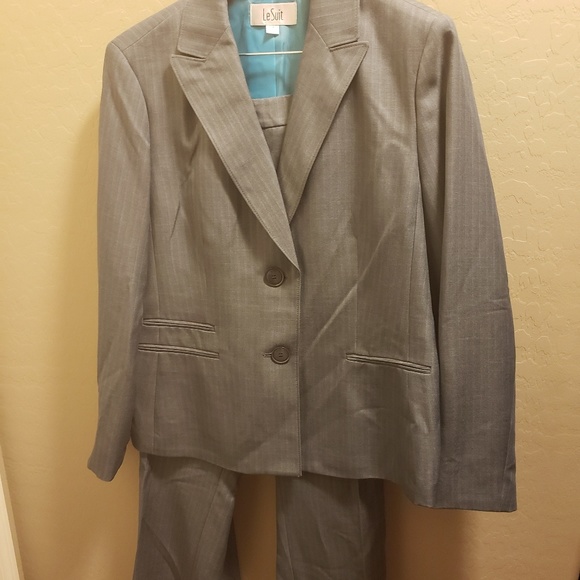 Women's Clothing - Picture 2 of 2